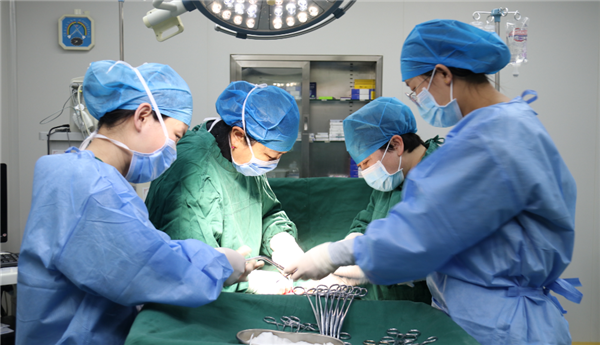 北京卫人医院手术室中的关晓瑞医生